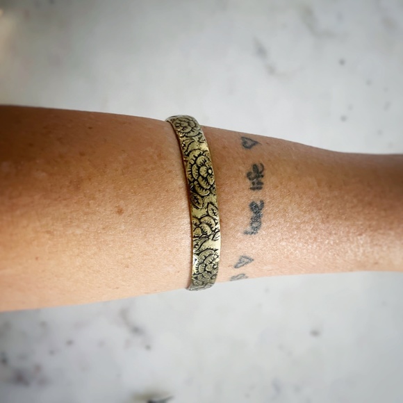 Indian Engraved Floral Brass Bangle Bracelet, Vintage 1970s - Picture 2 of 9